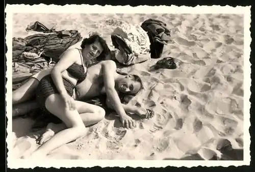 Fotografie Bademode, Frau im Bikini & Mann in Badehose am Strand