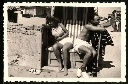 Fotografie Bademode, schlanke Frau im Bikini und junger Mann in Badehose