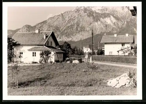 Fotografie unbekannter Fotograf, Ansicht Anif, Ortsansicht mit Gebirgsmassiv