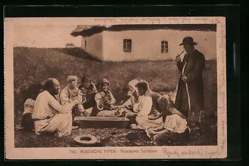 AK Russische Familie in Tracht beim gemütlichen Beisammensein