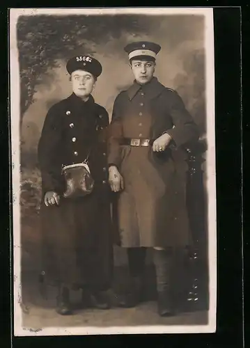 Foto-AK Schaffnerin und Soldat in Uniform