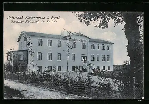AK Kellenhusen /Ostsee, Pensionat Kaiserhof mit Gruppe im Hof
