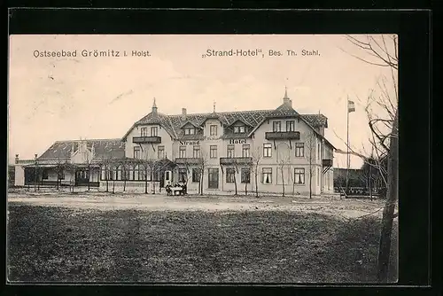 AK Grömitz i. H., Strand-Hotel mit Vorplatz