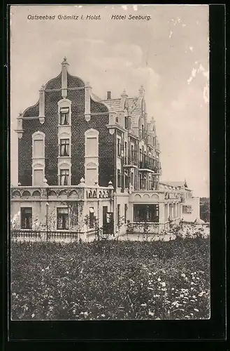 AK Grömitz i. H., Hotel Seeburg von einer Wiese aus gesehen