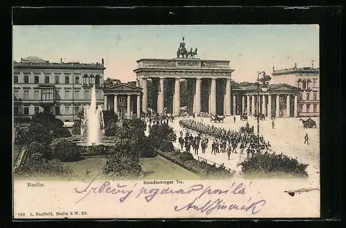 AK Berlin, Brandenburger Tor Parade von Soldaten