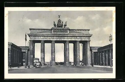 AK Berlin, Bus und Auto bei der Fahrt durch das Brandenburger Tor