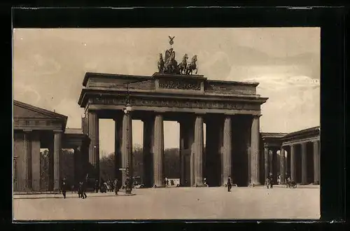AK Berlin, Spaziergänger vor dem Brandenburger Tor