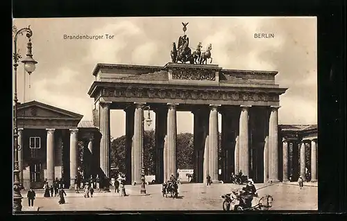 AK berlin, Pferdedroschken vor dem Brandenburger Tor