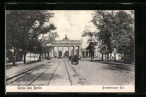 AK Berlin, Strassenbahnschienen und Pferdekutschen vor dem Brandenburger Tor