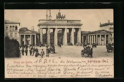 AK berlin, Besucher vor dem Brandenburger Tor