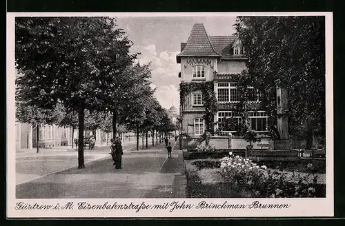 AK Güstrow i. M., Eisenbahnstrasse mit John Brinckman-Brunnen