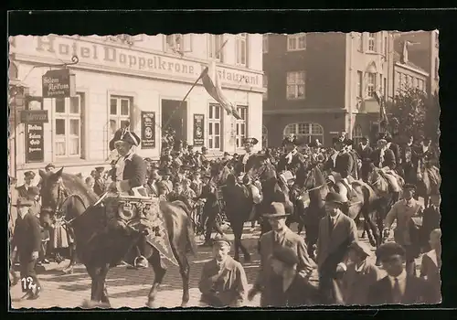 Foto-AK Neumünster, Festzug am Hotel Doppelkrone