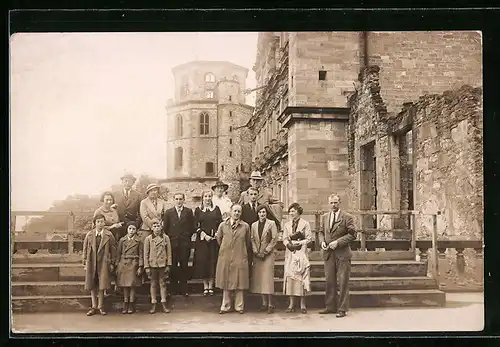 Foto-AK Heidelberg, Besuchergruppe auf dem Heidelberger Schloss