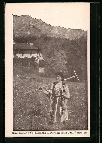 AK Rumänische Bäuerin in Volkstracht mit Dorfhaus in den Karpaten