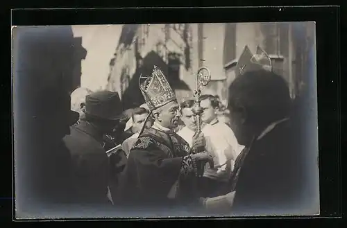 Foto-AK Bischof mit Krone und Stab in der Menge