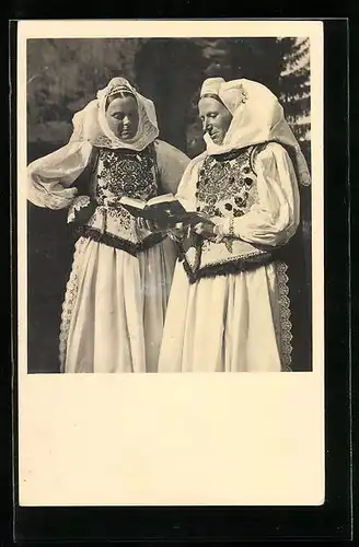 AK Treppen, Geschleggerte Bäuerinnen in Tracht mit einem Buch