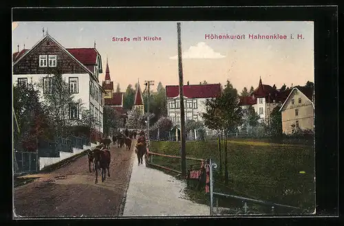 AK Hahnenklee i. H., Strassenpartie mit Kirche
