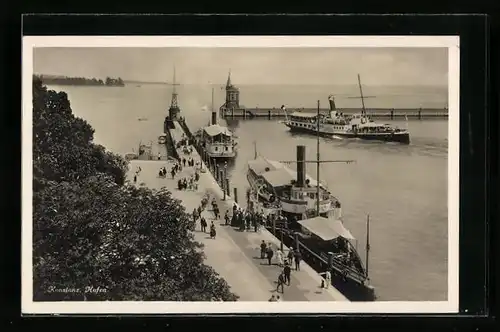 AK Konstanz, Hafen mit Dampfer und Spaziergängern auf dem Pier