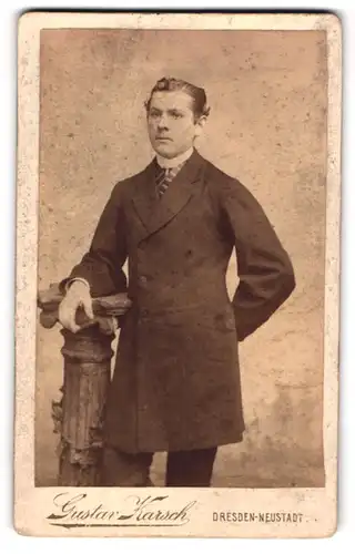 Fotografie Gustav Karsch, Dresden-Neustadt, Gr. Meissenerstr. 17, Portrait charmanter junger Mann im Anzug