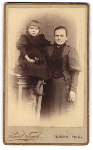 Fotografie Paul Treib, Mosbach i. Baden, Portrait stolze Mutter mit niedlicher Tochter