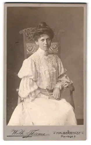 Fotografie Wilh. Thieme, Halberstadt, Plantage 9, Portrait dunkelhaarige Schönheit im weissen Kleid