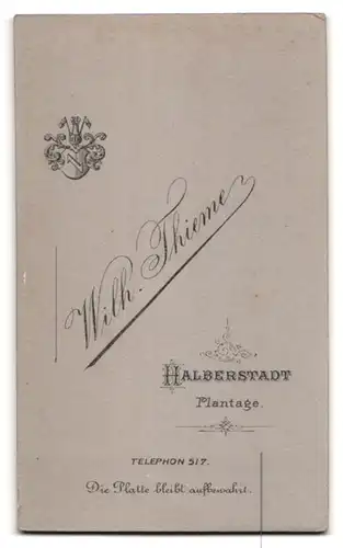 Fotografie Wilh. Thieme, Halberstadt, Plantage 9, Portrait dunkelhaarige Schönheit im weissen Kleid