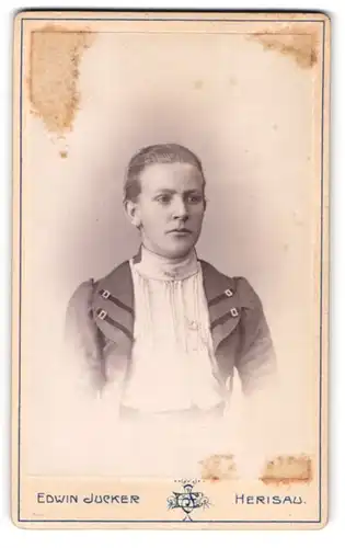 Fotografie Edwin Jucker, Herisau, Oberdorfstr. 137, Portrait bildschöne junge Frau in interessanter Bluse