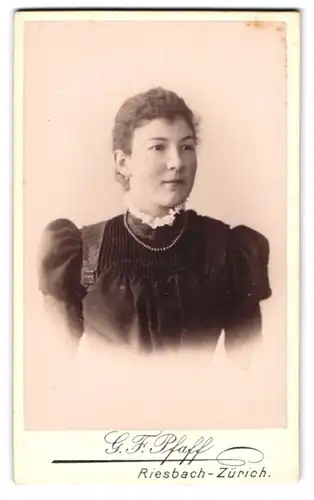 Fotografie G. F. Pfaff, Riesbach-Zürich, Wiesenstr., Portrait einer elegant gekleideten Frau