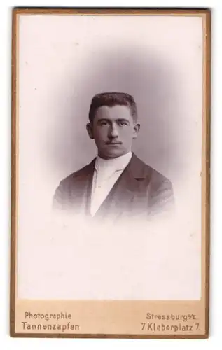 Fotografie Atelier Tannenzapfen, Strassburg i. E., Kleberplatz 7, Portrait charmanter junger Mann im Jackett