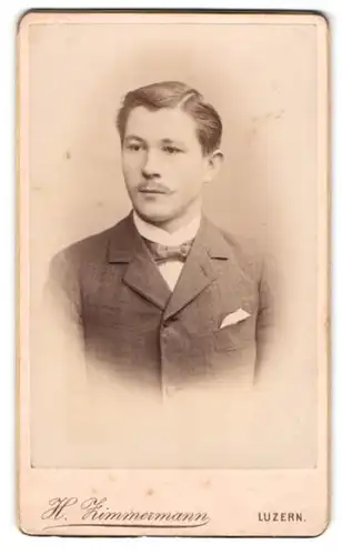 Fotografie H. Zimmermann, Luzern, Portrait charmanter junger Mann mit Schnurrbart