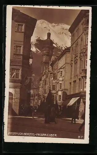 AK Innsbruck, Herzog-Friedrich-Strasse mit Passanten