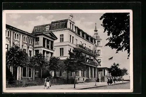 AK Zinnowitz, Gäste vor dem Kurhaus