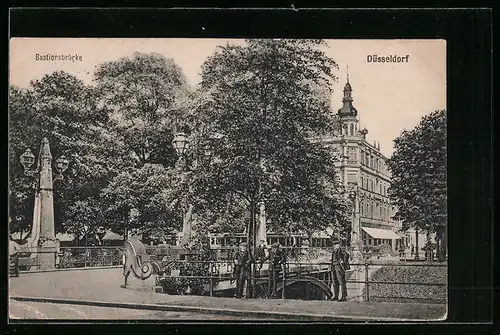 AK Düsseldorf, Bastionsbrücke mit Anwohnern