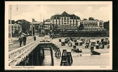 AK Heringsdorf / Ostseebad, Blick von der Seebrücke auf Strand und Hotel Kurhaus