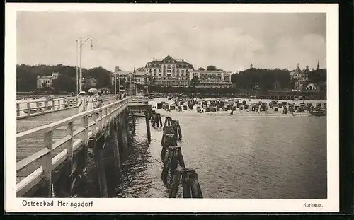 AK Heringsdorf / Ostseebad, Blick von der Seebrücke auf Strand und Kurhaus