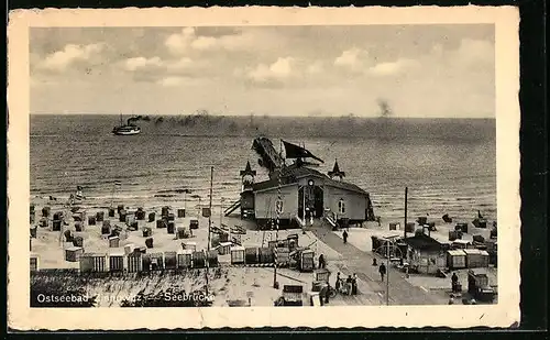 AK Zinnowitz / Ostseebad, Seebrücke, flaggen am Strand