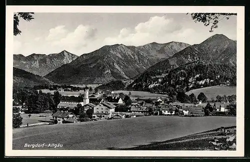 AK Bergdorf / Allgäu, Totale mit Gebirgswand
