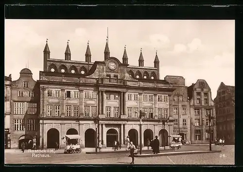 AK Rostock i. M., Passanten vor dem Rathaus