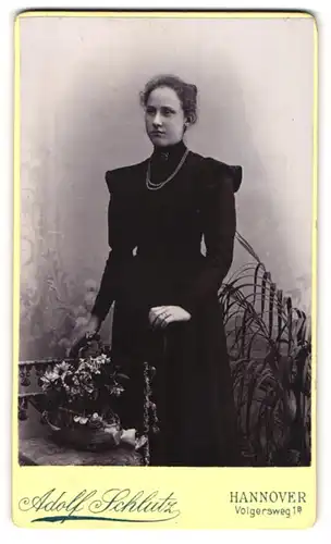 Fotografie Adolf Schlutz, Hannover, Volgersweg 1b, Portrait schönes Fräulein im prachtvollen Kleid