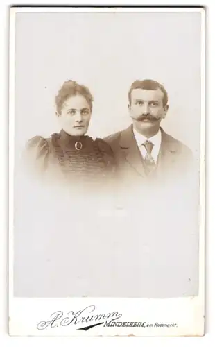 Fotografie A. Krumm, Mindelheim, am Rossmarkt, Portrait eines elegant gekleideten Paares