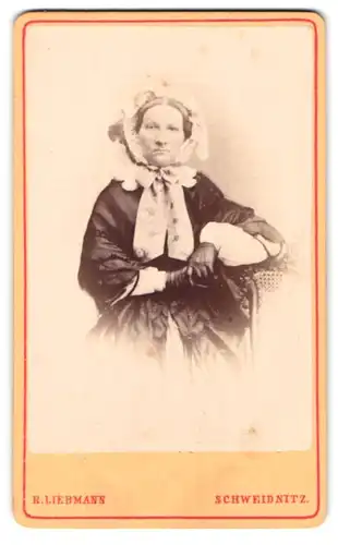 Fotografie R. Liebmann, Schweidnitz, Portrait hübsche Dame mit gerüschtem Kopftuch