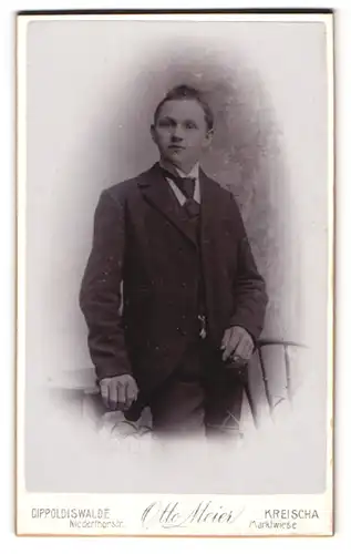 Fotografie Otto Meier, Kreischa, Marktwiese, Portrait junger charmanter Mann im eleganten Jackett