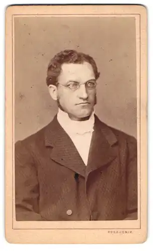 Fotografie Rosa Jenik, Wien, Portrait stattlicher Mann mit Brille