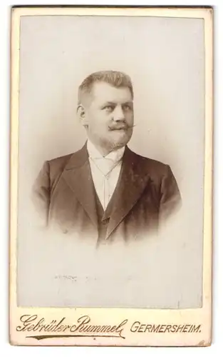 Fotografie Gebr. Rummel, Germersheim, Portrait charmanter Mann mit Schnurrbart
