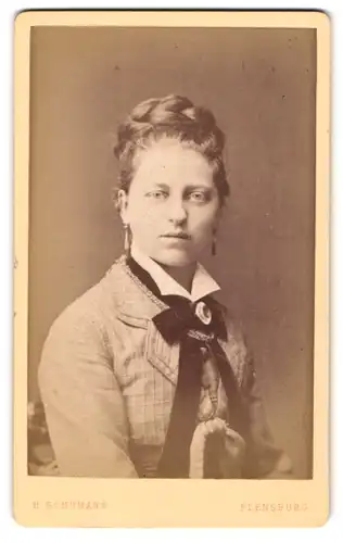 Fotografie H. Schumann, Flensburg, Holm 79, Portrait bildschöne Frau mit Flechtdutt