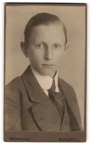 Fotografie Franz Packenius, Bielefeld, Niedernstr. 14, Portrait Bube im eleganten Jackett