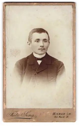 Fotografie Fritz Seng, Wismar i. M., Am Markt 29, Portrait stattlicher junger Mann mit Oberlippenbart