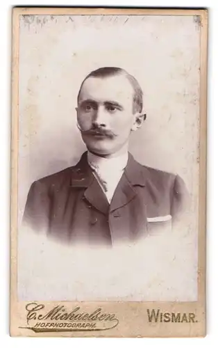 Fotografie C. Michaelsen, Wismar, Krämerstr. 19, Portrait stattlicher Mann mit Schnurrbart