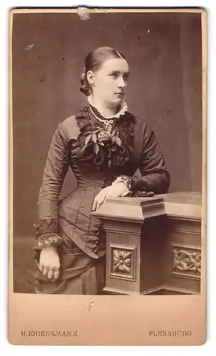 Fotografie H. Kriegsmann, Flensburg, Grosse Strasse 75, Portrait bildschönes Fräulein in prachtvollem Kleid