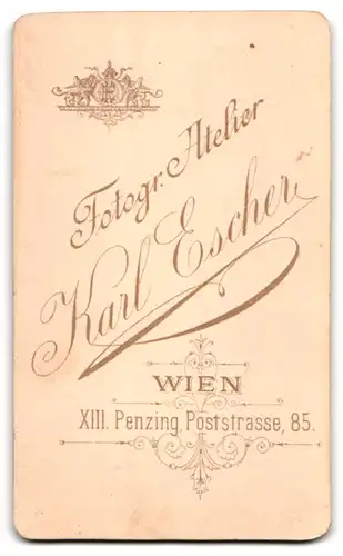 Fotografie K. Escher, Wien, Poststr. 85, Portrait eines elegant gekleideten Paares in Tracht